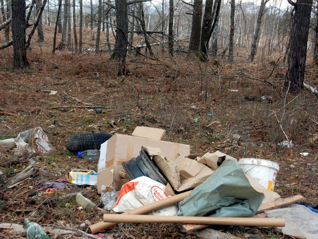 Divlji deponij nedaleko park šume Jasikovac/Foto arhiva Lika pressa snimio Marko Čuljat                                                                                                                                                                   